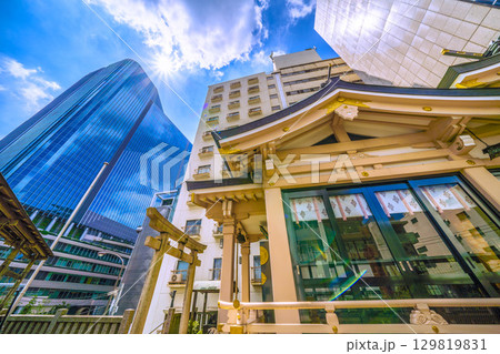 日本の東京都市景観　高輪ゲートウェイシティ前の稲荷神社などを望む 129819831