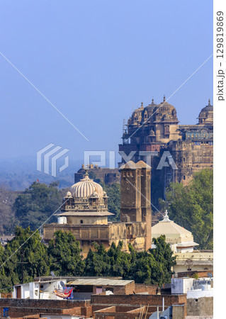 オールチャーのジュジャール・シン・マハルとサワン・バドンの柱とジャハーンギール・マハル オールチャーのジュジャール・シン・マハルとサワン・バドンの柱とジャハーンギール・マハル 129819869