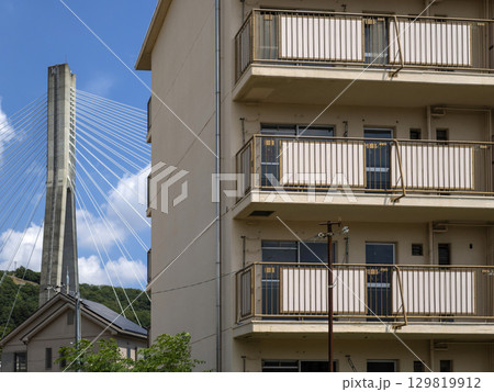 取り壊しを待つ昭和世代の団地の廃墟 取り壊しを待つ昭和世代の団地の廃墟 129819912