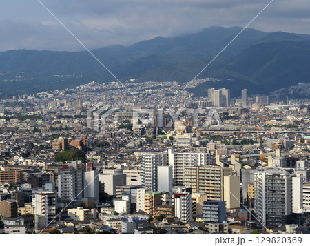 朝日に照らされた都市の風景 朝日に照らされた都市の風景 129820369