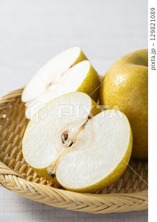半分にカットした梨 129821089