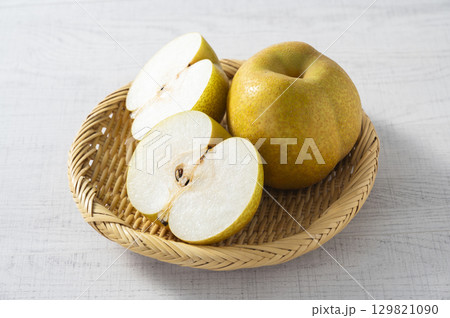 半分にカットした梨 129821090