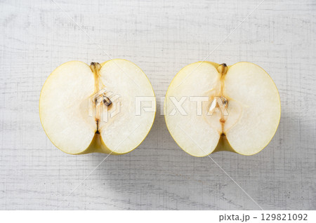 半分にカットした梨 129821092