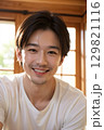 優しく微笑む若い男性 129821116