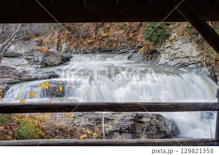 水量が多く豪快な音を立てて流れる秋の三段滝 水量が多く豪快な音を立てて流れる秋の三段滝 129821358