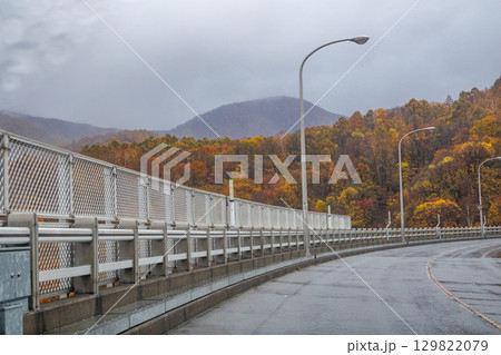 雨模様の秋色づく定山渓ダムの風景 雨模様の秋色づく定山渓ダムの風景 129822079