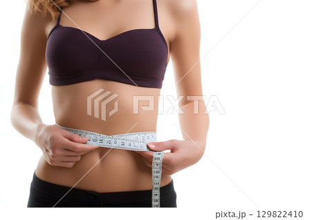 ウエストを測定する若い女性。ダイエットと健康管理のコンセプト 129822410