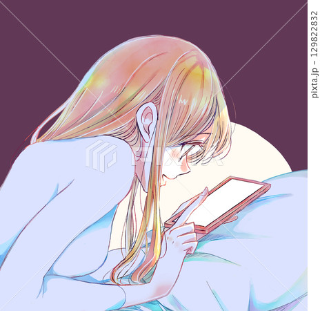 うつ伏せで嬉しそうにスマホを触る女性 暗い うつ伏せで嬉しそうにスマホを触る女性 暗い 129822832