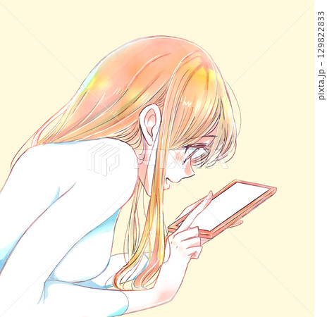 うつ伏せで嬉しそうにスマホを触る女性 129822833