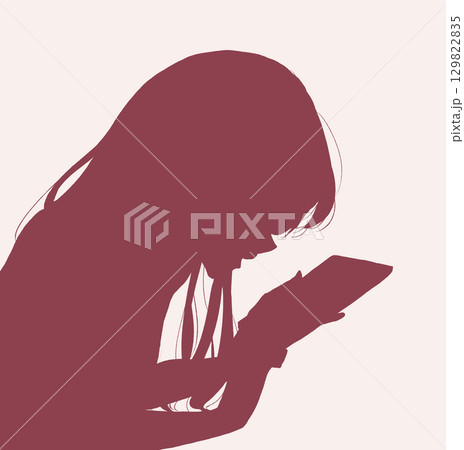 うつ伏せでスマホを触る女性　シルエット 129822835