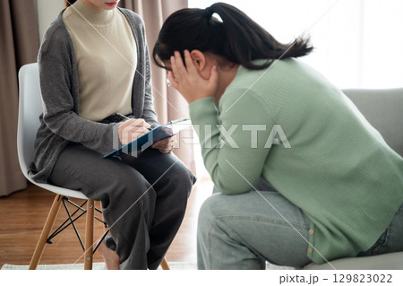Psychologist doctor examine and listen and talking to patient with depression, mental health concept 129823022