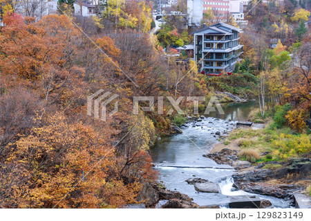 雨にしっとり濡れた温泉地の秋の風景 129823149