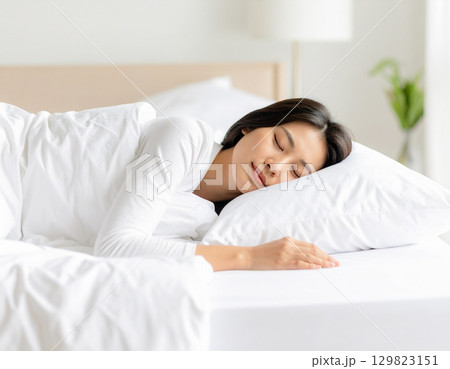眠っている女性 129823151