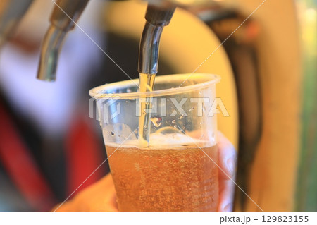 タップから注がれるビール　クラフトビール　ドラフトビール 129823155