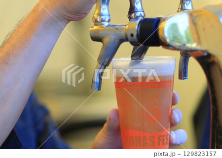 タップから注がれるビール　クラフトビール　ドラフトビール 129823157