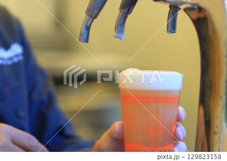 タップから注がれるビール　クラフトビール　ドラフトビール 129823158