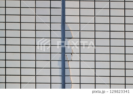 外壁タイルのひび割れ　イメージ 129823341