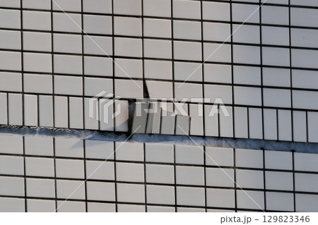 外壁タイルのひび割れ　イメージ 129823346