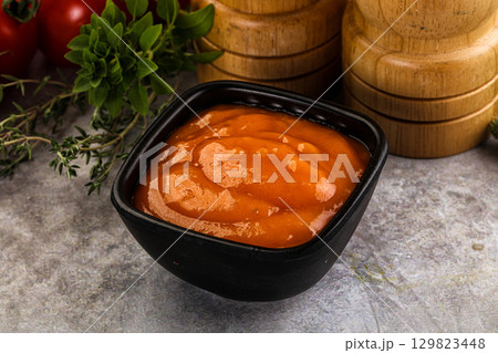 Tasty burger sauce in the bowl 129823448