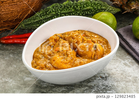 Indian prawn masala with spices 129823485