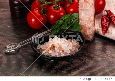 Rose pink Himalai salt in the bowl 129823517