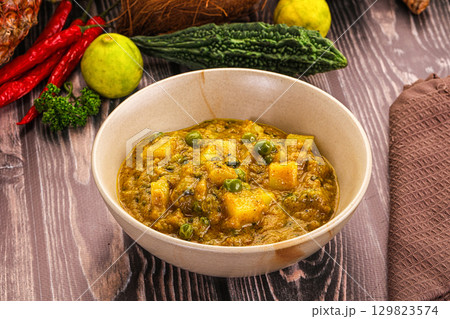 Aloo masala with green peas 129823574