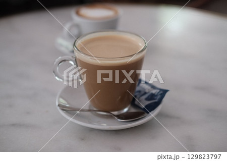 カフェのテーブルに置かれたカフェラテ カフェのテーブルに置かれたカフェラテ 129823797