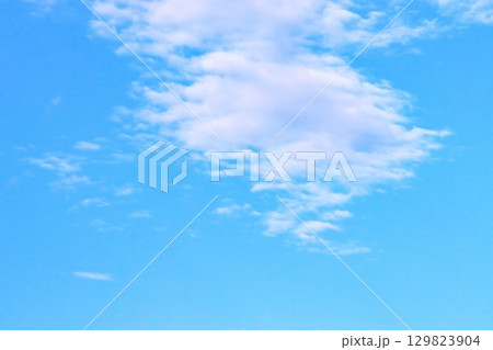 青空と白い雲・背景素材 129823904