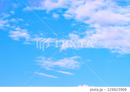 青空と白い雲・背景素材 青空と白い雲・背景素材 129823906