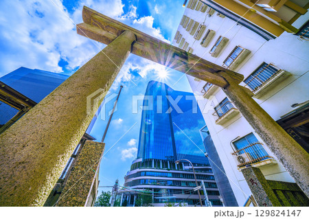 日本の東京都市景観 高輪ゲートウェイシティ前の稲荷神社などを望む 日本の東京都市景観 高輪ゲートウェイシティ前の稲荷神社などを望む 129824147