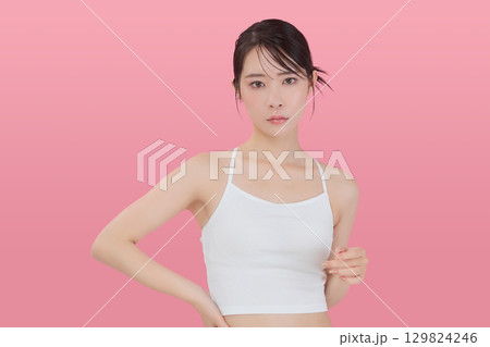 ビューティーイメージ 若い女性のポートレート 129824246