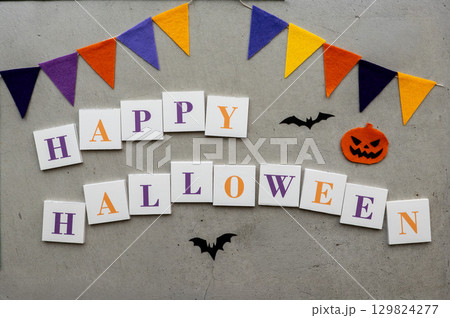コンクリート背景のハロウィンデコレーション 129824277