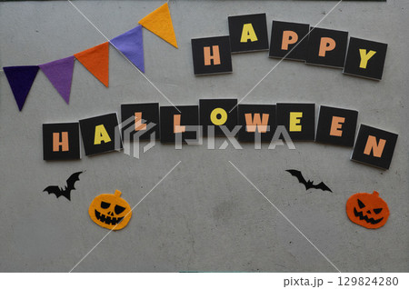 コンクリート背景のハロウィンデコレーション 129824280