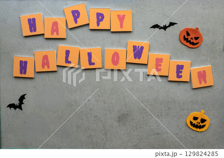 コンクリート背景のハロウィンデコレーション 129824285