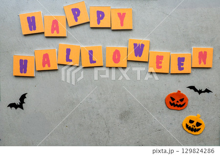 コンクリート背景のハロウィンデコレーション 129824286