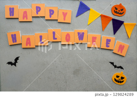 コンクリート背景のハロウィンデコレーション 129824289