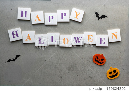 コンクリート背景のハロウィンデコレーション 129824292