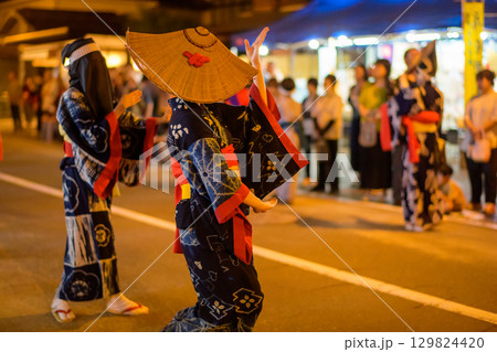藍染浴衣と編み笠で踊る女性 西馬音内盆踊り 2025年 秋田県 藍染浴衣と編み笠で踊る女性 西馬音内盆踊り 2025年 秋田県 129824420