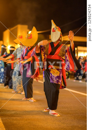端縫い着物と編み笠で踊る女性　西馬音内盆踊り　2025年　秋田県 129824734
