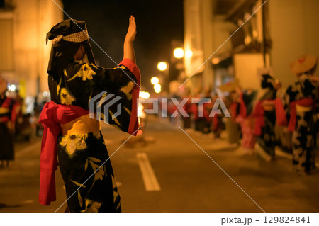 藍染浴衣と彦三頭巾で踊る女性　西馬音内盆踊り　2025年　秋田県 129824841