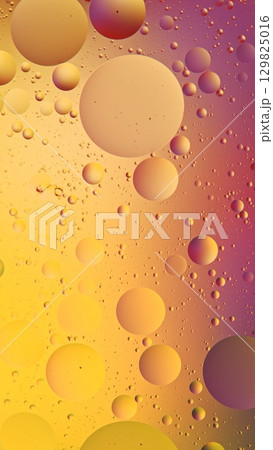Colorful Artistic of Oil Drop Floating on the Water. Abstract Water Bubbles Background. Oil Drops on the Water Surface 129825016