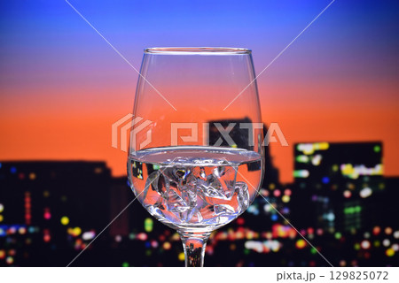 グラスと夜景 グラスと夜景 129825072
