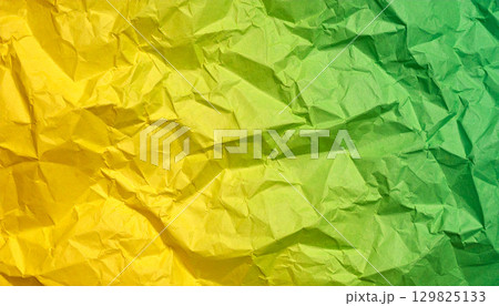 シワのある紙　黄色と黄緑　背景素材 129825133