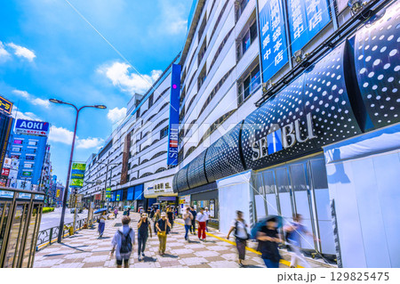 日本の東京都市景観8月19日。 池袋駅東口などを望む。西武池袋本店の改装工事… 129825475
