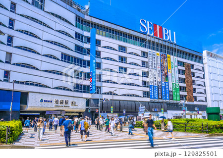 日本の東京都市景観8月19日。 池袋駅東口などを望む 129825501