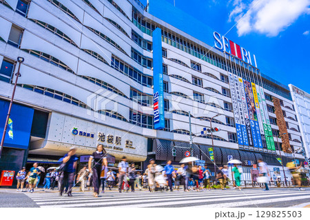 日本の東京都市景観8月19日。 池袋駅東口などを望む 129825503