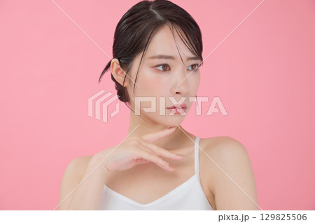ビューティーイメージ 若い女性のポートレート 129825506