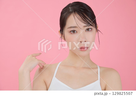 ビューティーイメージ 若い女性のポートレート 129825507