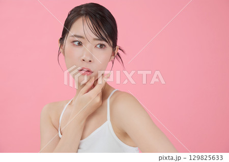 ビューティーイメージ 若い女性のポートレート 129825633