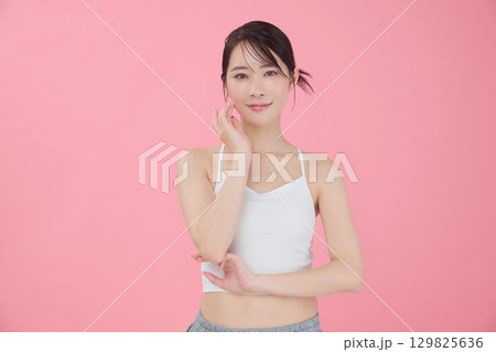 ビューティーイメージ 若い女性のポートレート 129825636